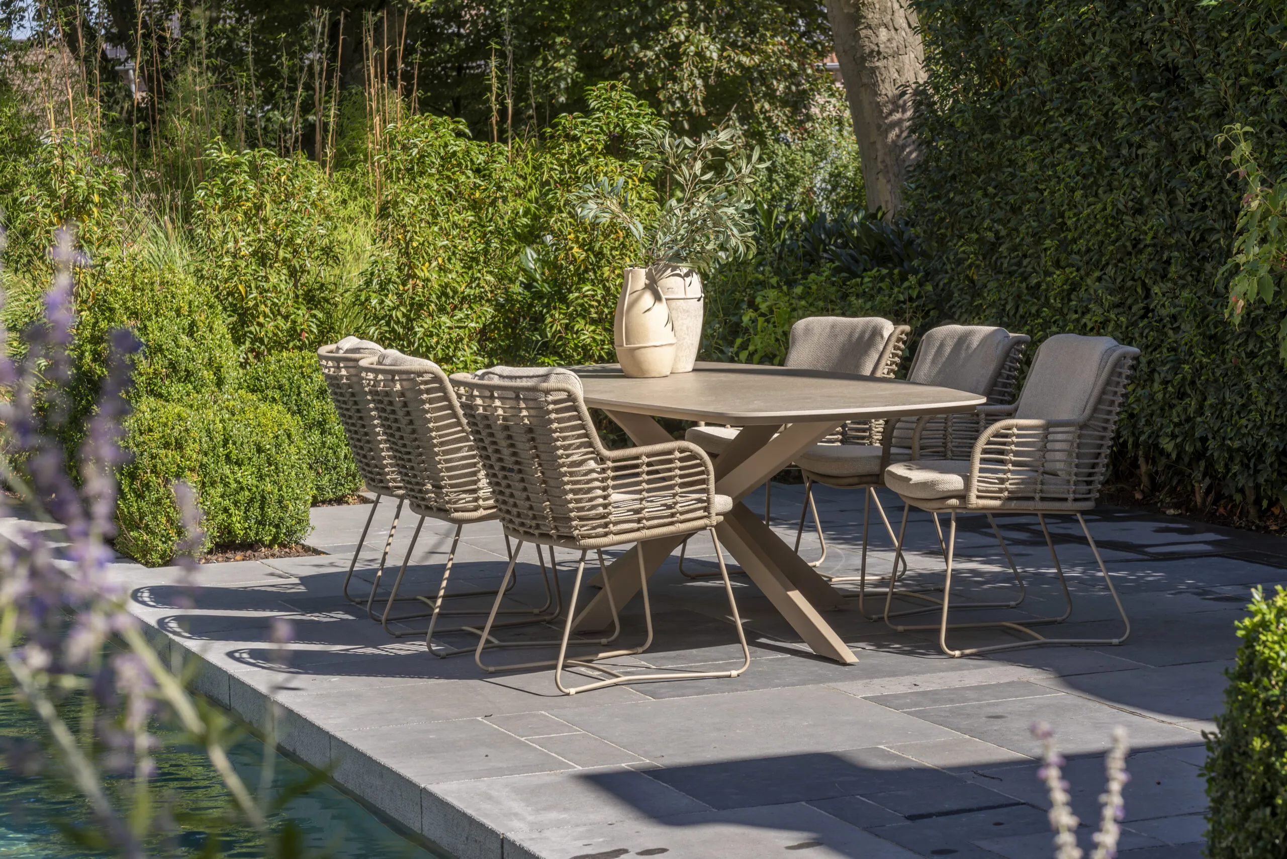 Fabrice Dining Set in Latte mit Prado Barrel Tisch