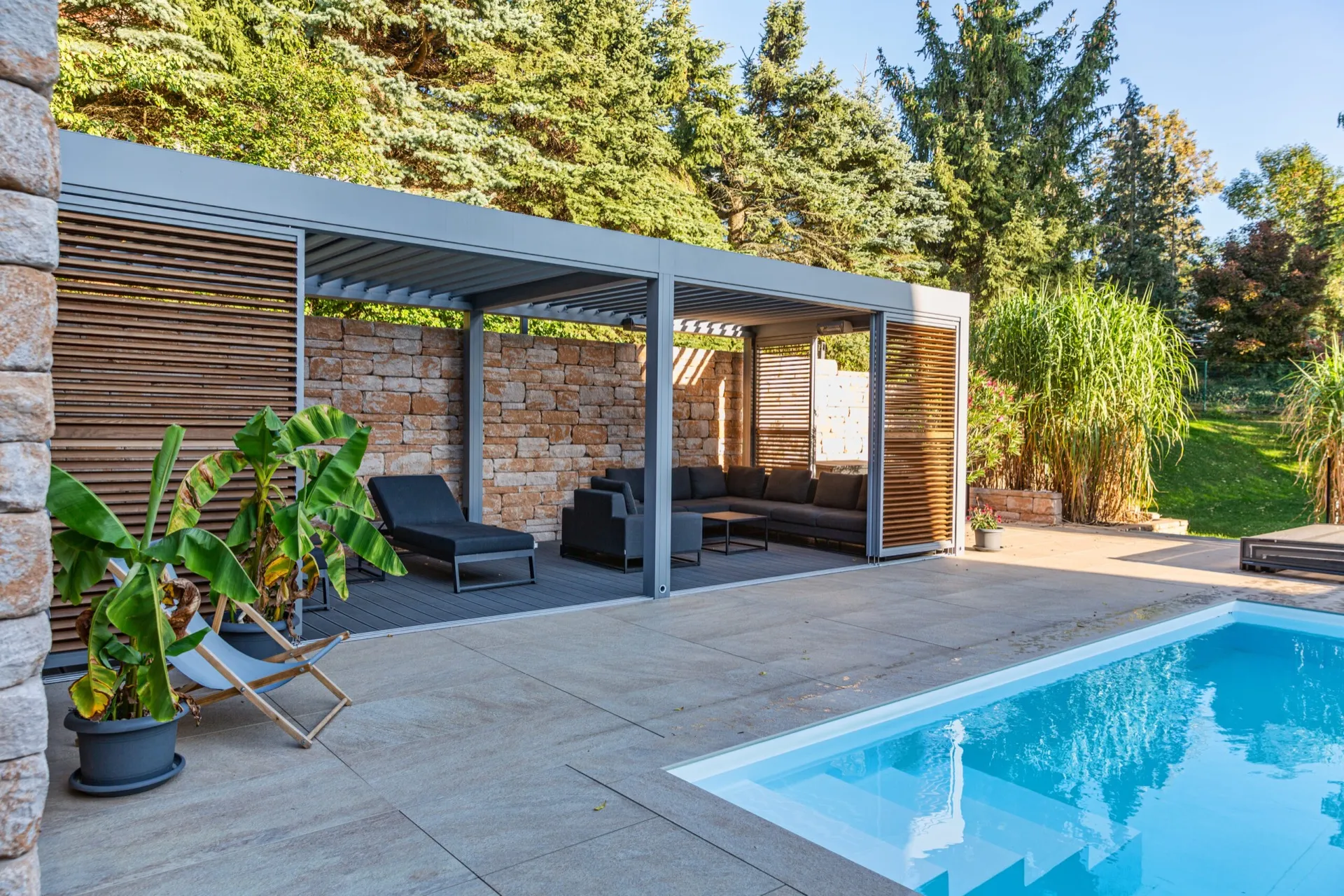 Terrassenüberdachung mit Holz-Lamellen