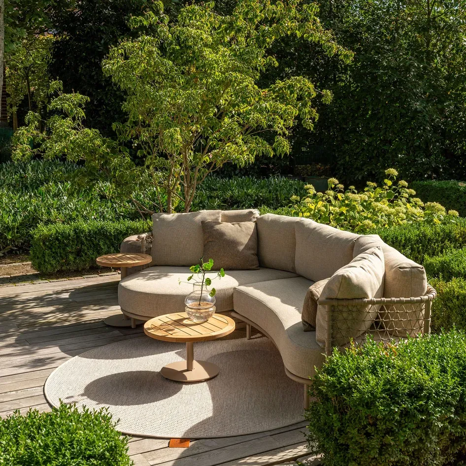 Outdoor-Lounge mit modularen Möbeln im Garten