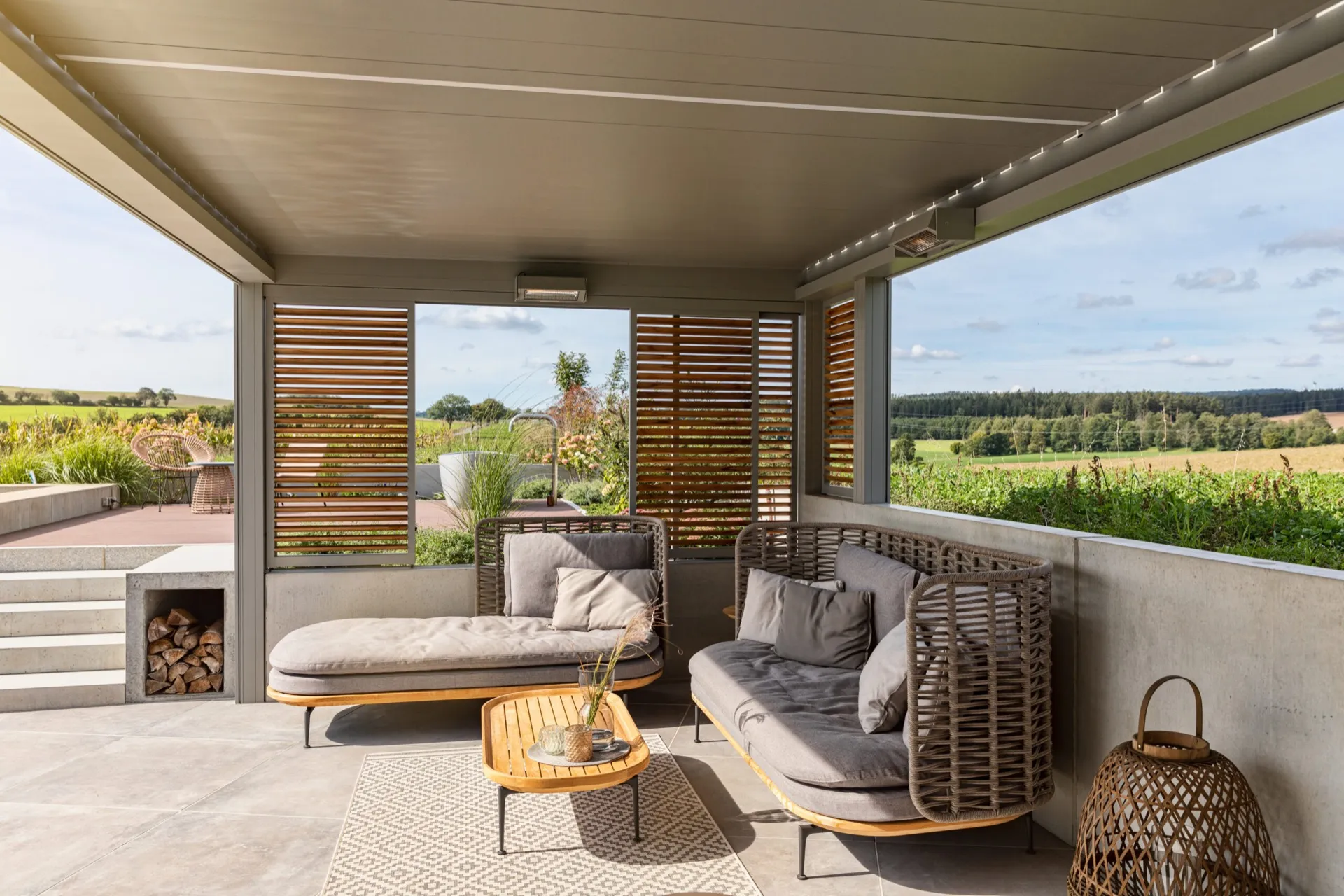 Freistehende Pergola mit Lamellendach und Poolblick in Hof – Bild 2
