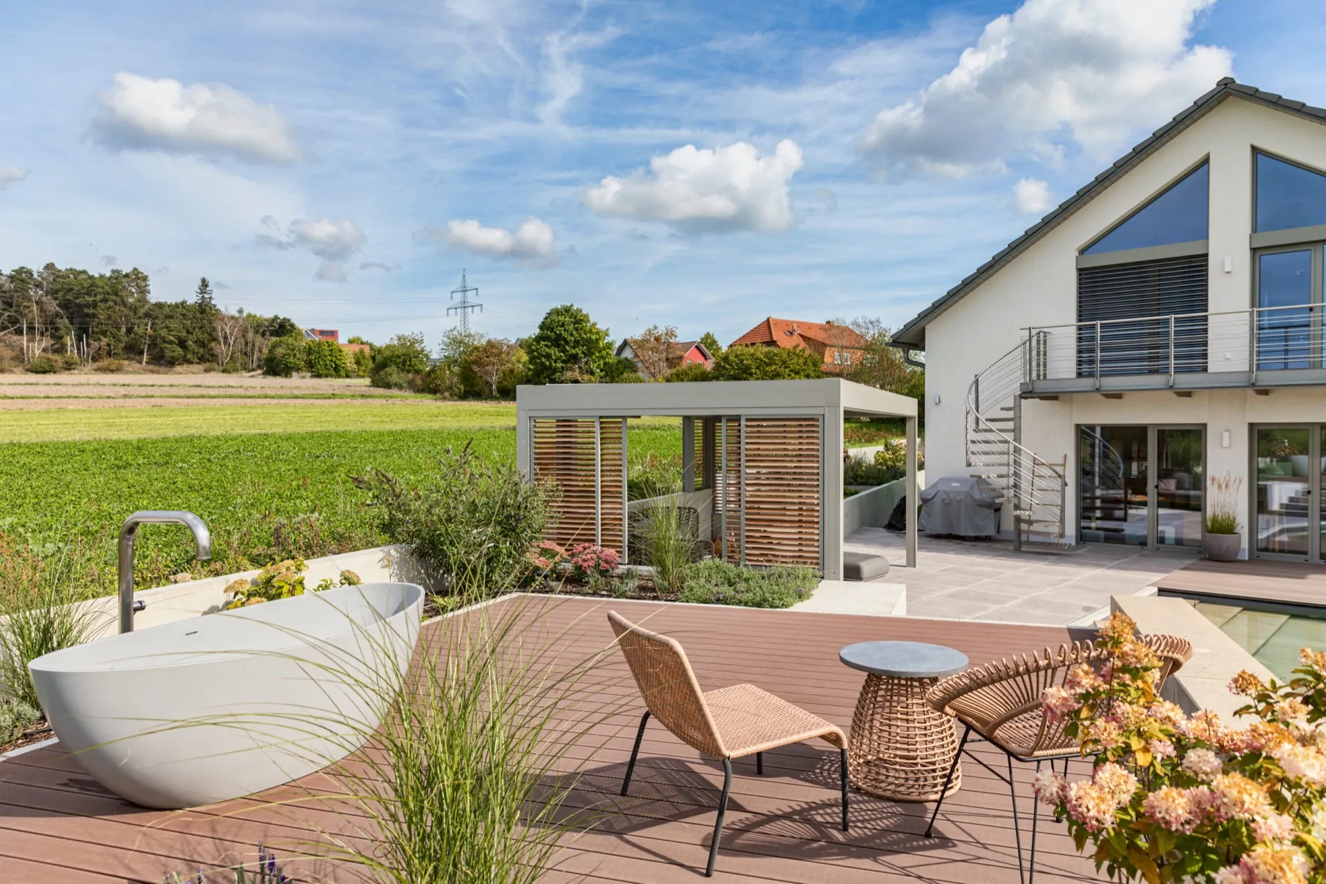 Freistehende Pergola mit Lamellendach und Poolblick in Hof – Bild 3