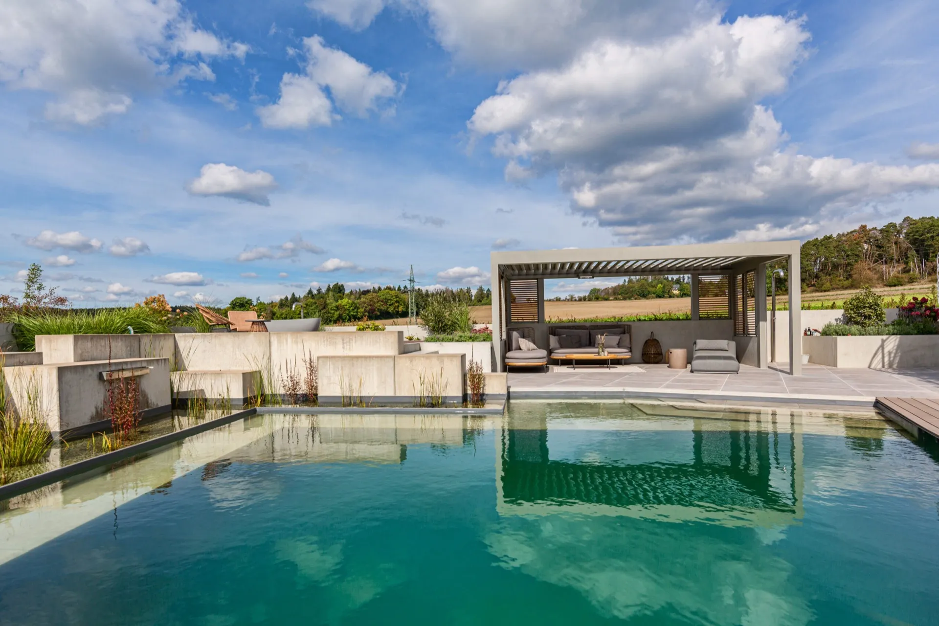 Freistehende Pergola mit Lamellendach und Poolblick in Hof – Bild 5