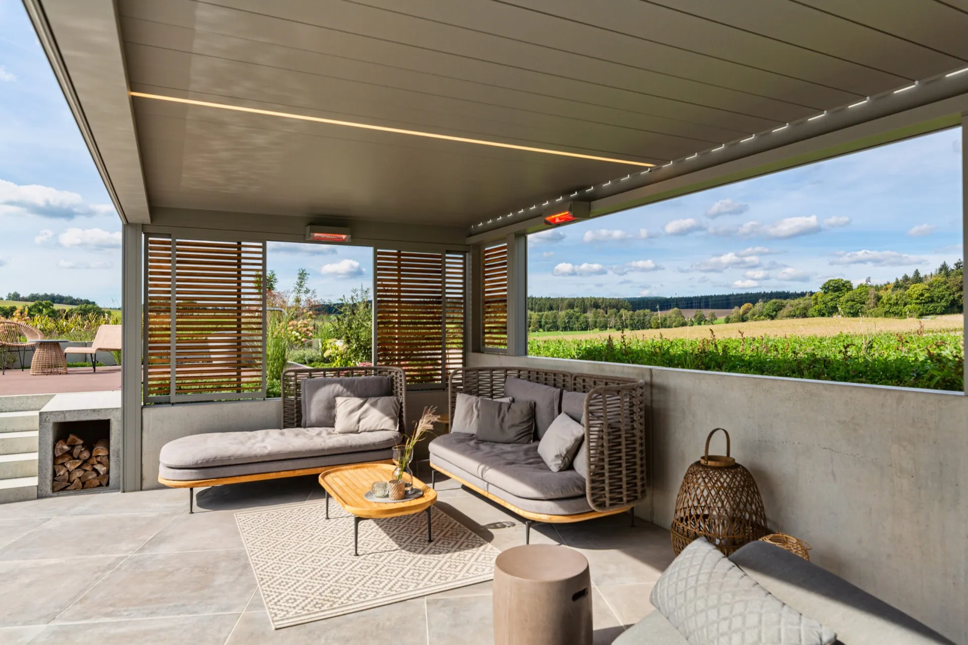 Freistehende Pergola mit Lamellendach und Poolblick in Hof – Bild 6