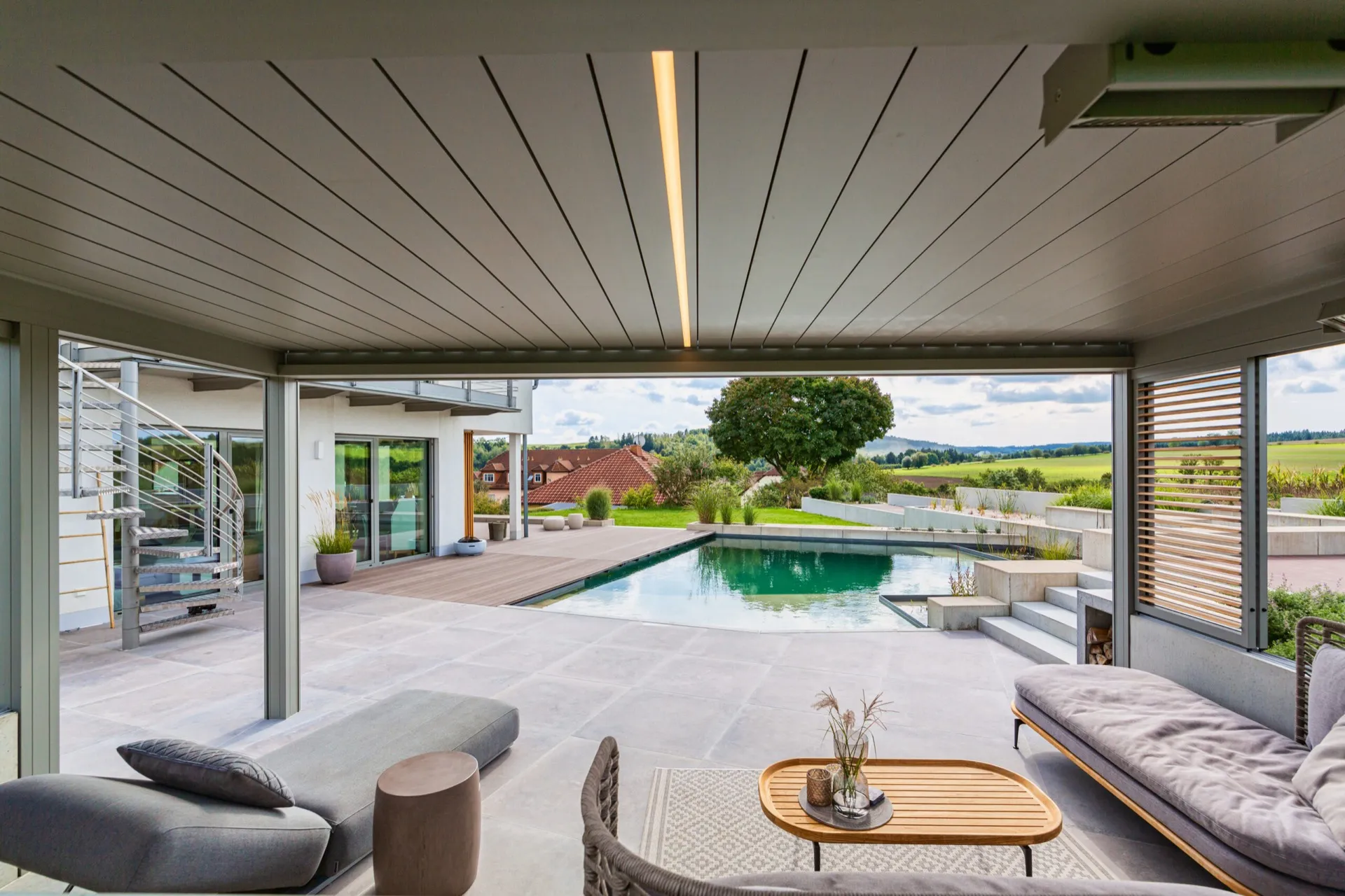 Freistehende Pergola mit Lamellendach und Poolblick in Hof – Bild 7