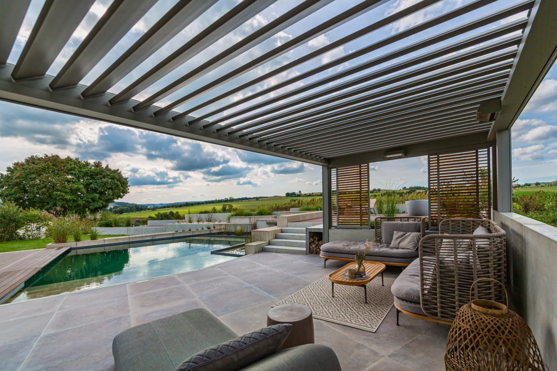 Freistehende Pergola mit Lamellendach und Poolblick in Hof – Bild 8