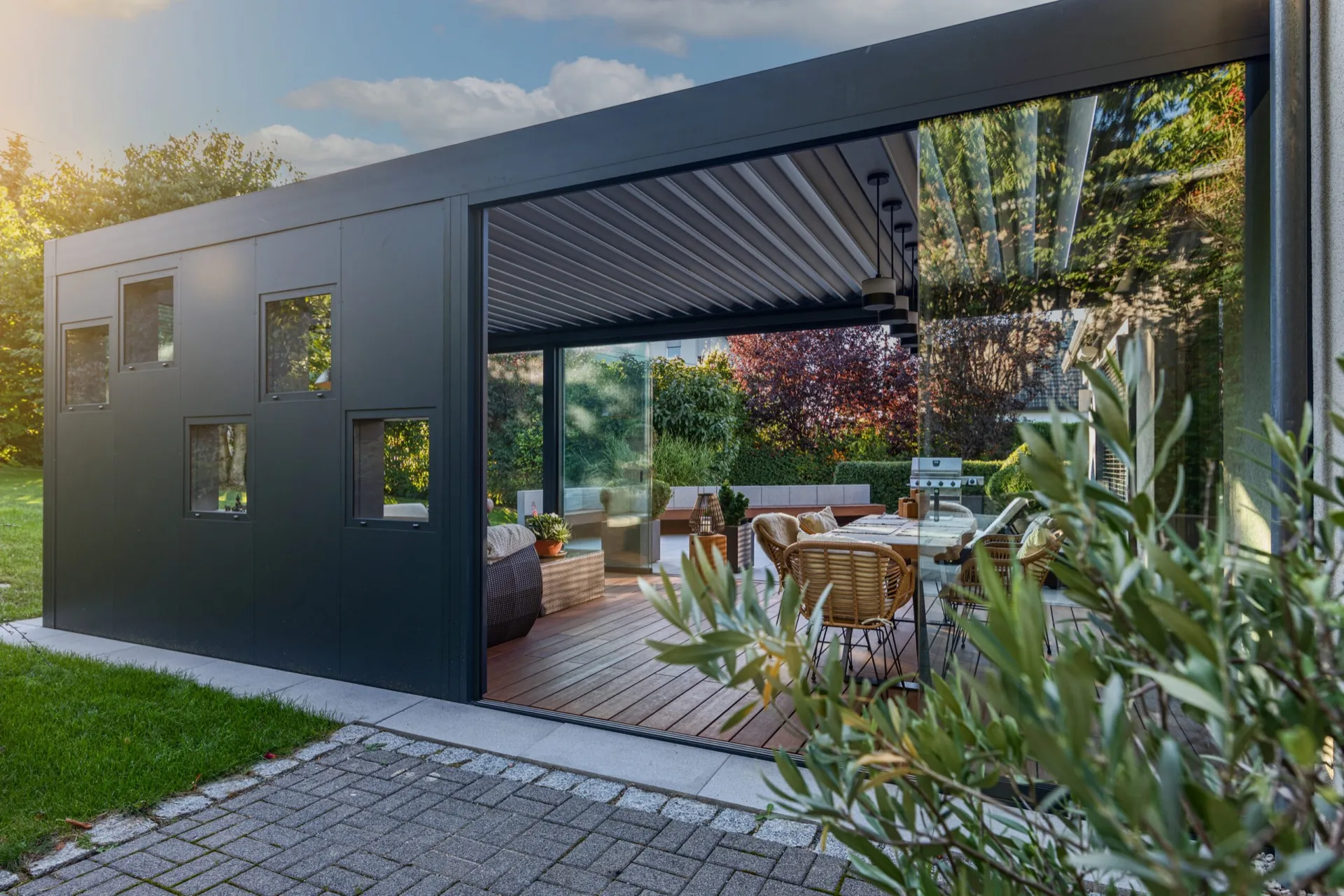 Design-Terrassenüberdachung mit Glas, Licht & Entertainment in Chemnitz – Bild 2
