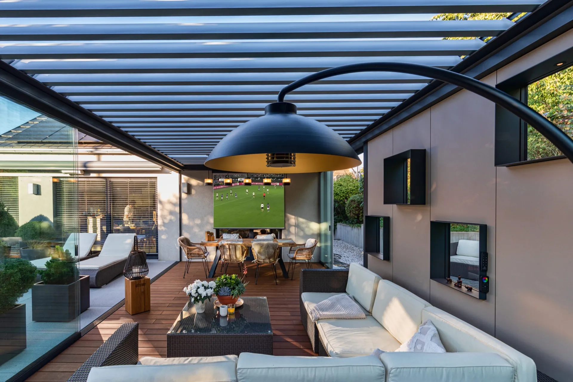 Design-Terrassenüberdachung mit Glas, Licht & Entertainment in Chemnitz – Bild 3