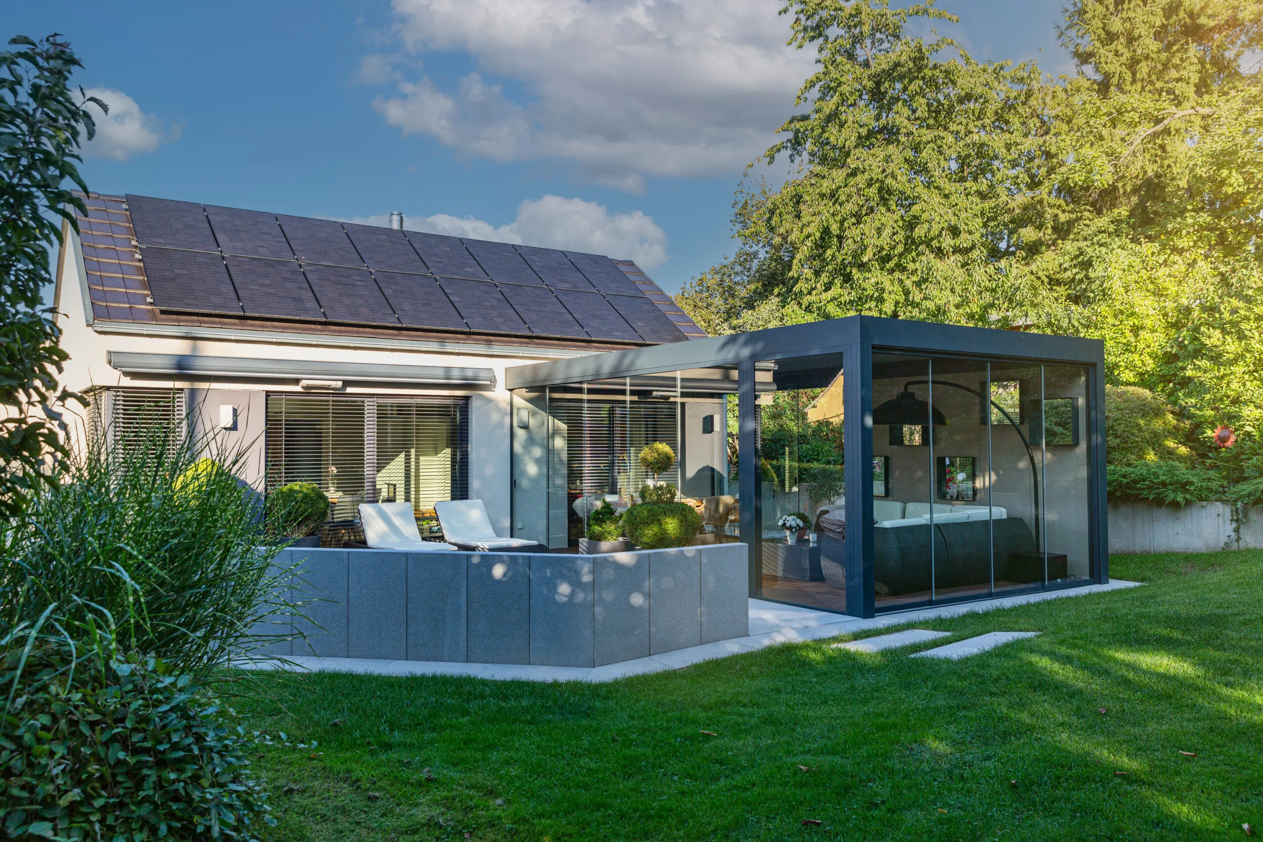 Design-Terrassenüberdachung mit Glas, Licht & Entertainment in Chemnitz – Bild 4