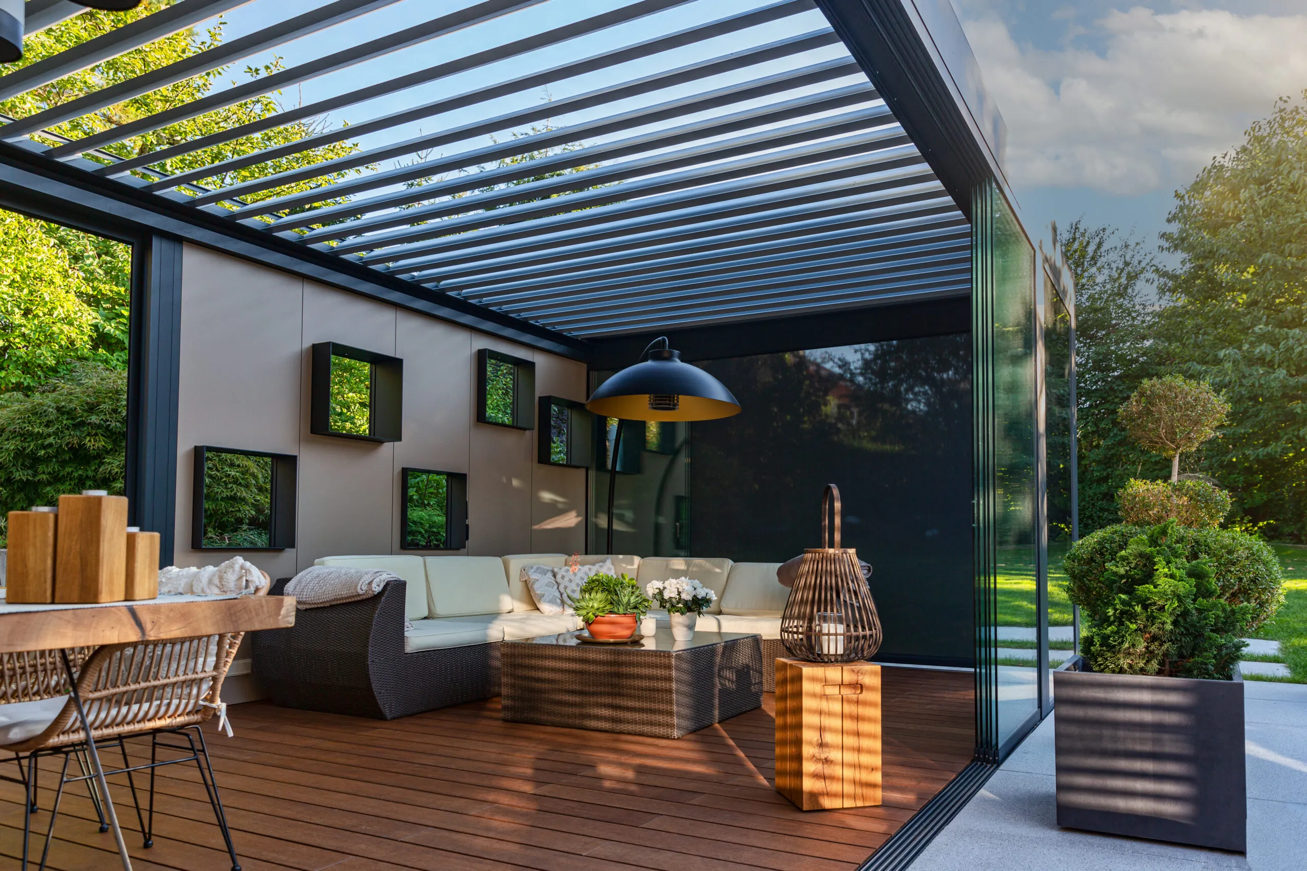Design-Terrassenüberdachung mit Glas und Licht