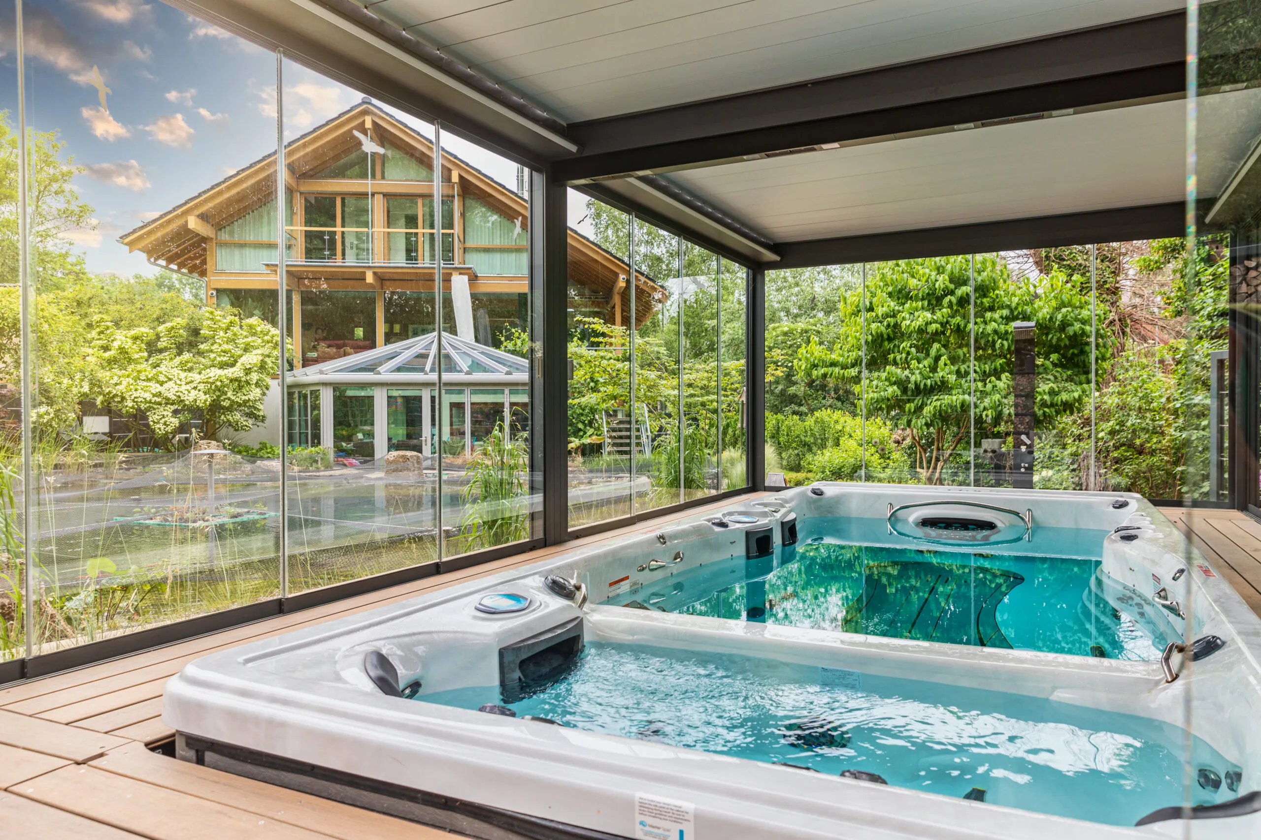 Lamellenüberdachung für Schwimmspa
