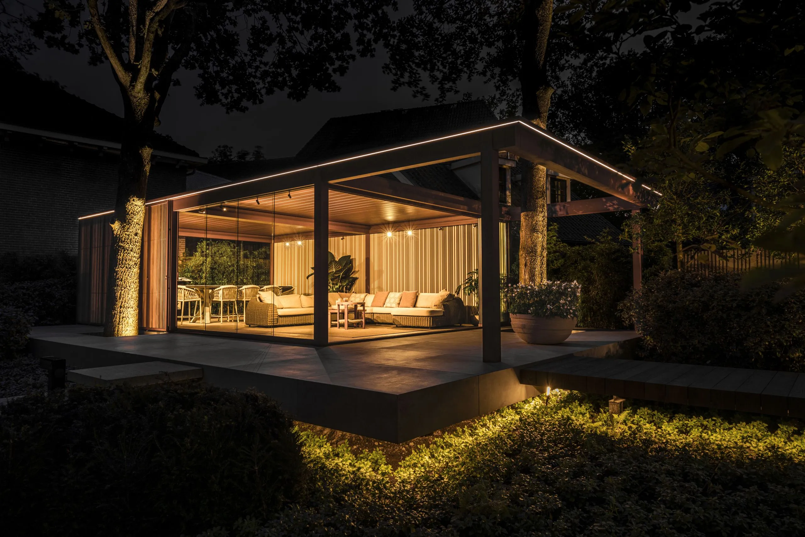 Stilvolle beleuchtete Pergola am Abend