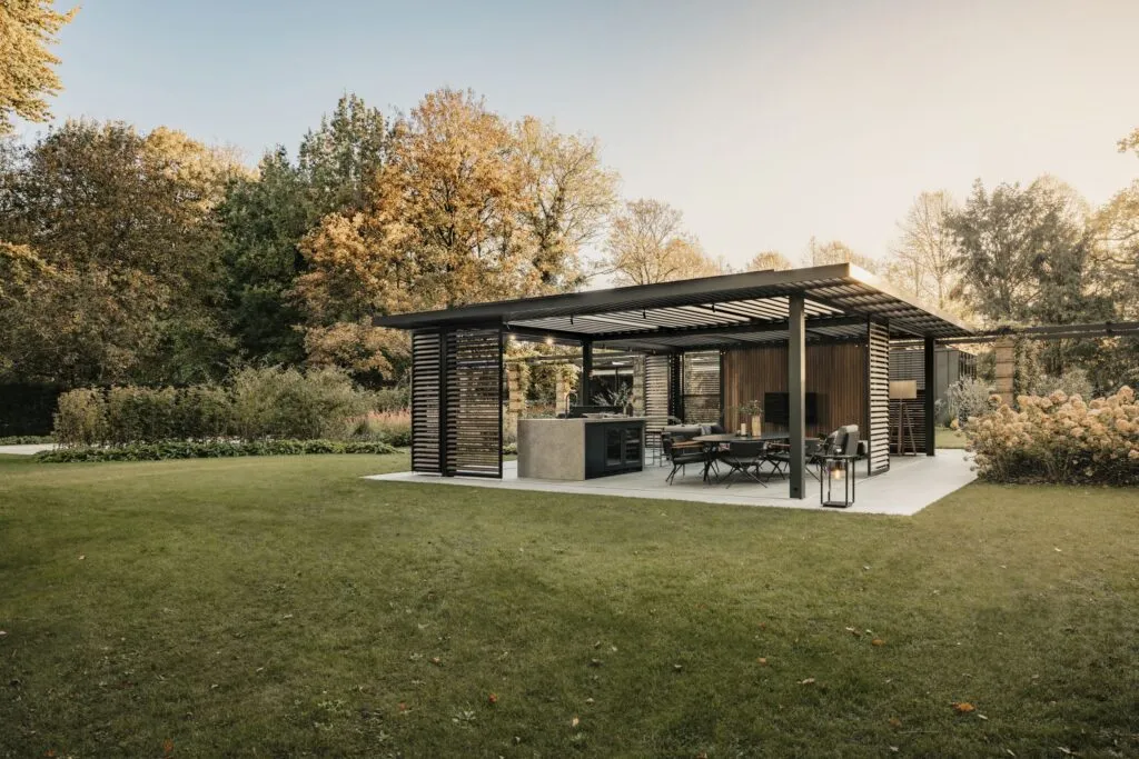 Modernes Terrassendach an einer Villa