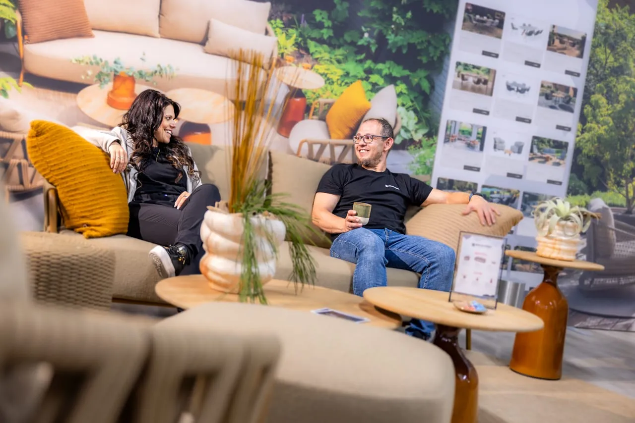Entspanntes Beratungsgespräch auf der Lounge-Landschaft im Pop-up-Store