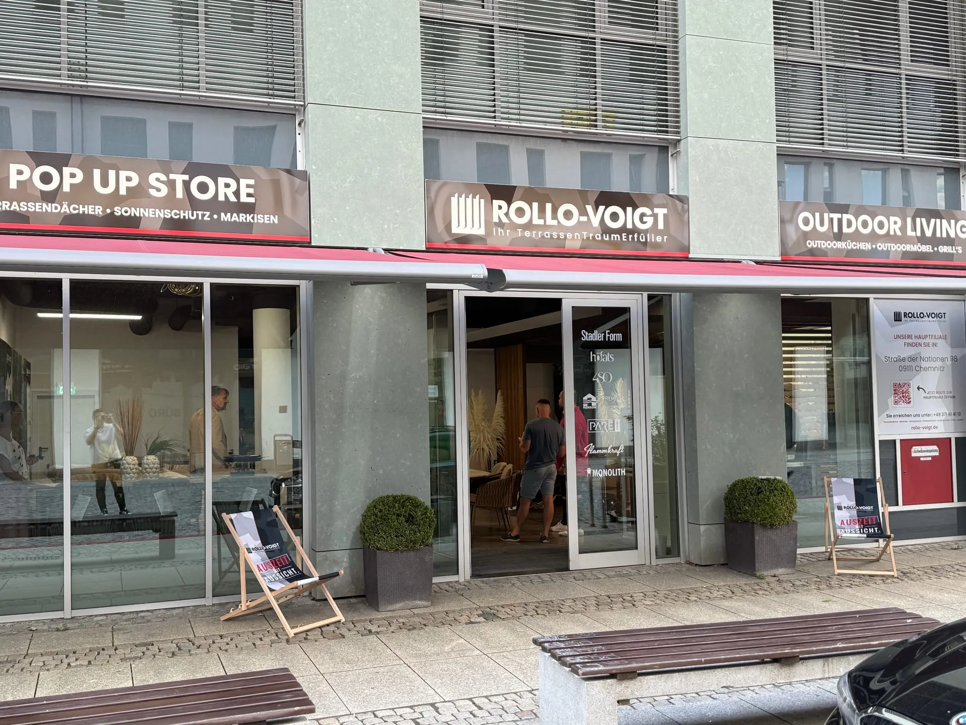 Fassade des Pop-up-Stores in der Webergasse 5 mit Rollo-Voigt-Schriftzug und Liegestühlen vor dem Eingang