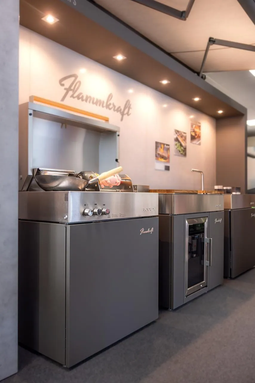 Reihe von Flammkraft-Outdoorküchen-Modulen im Pop-up-Store