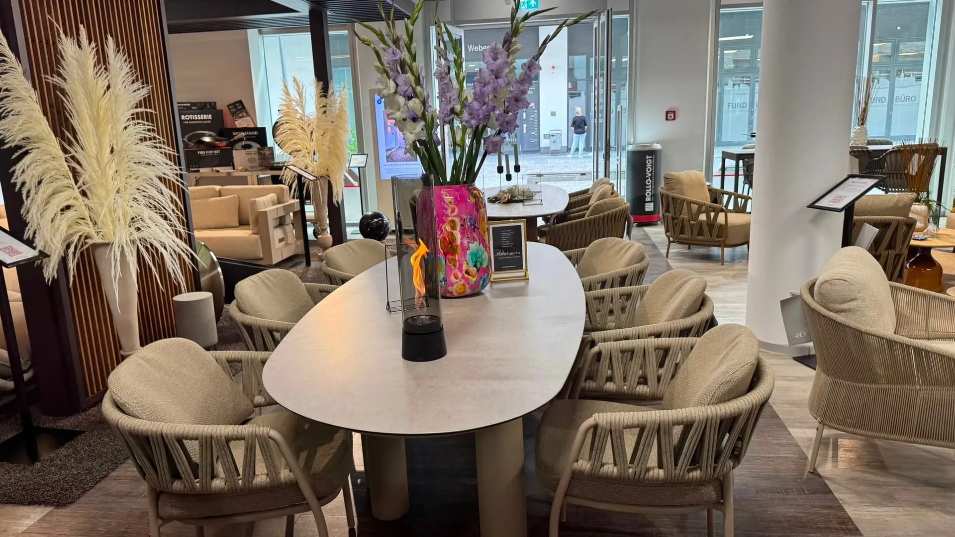 Blick in den Pop-up-Store in der Webergasse mit Dining-Set und Feuerelement