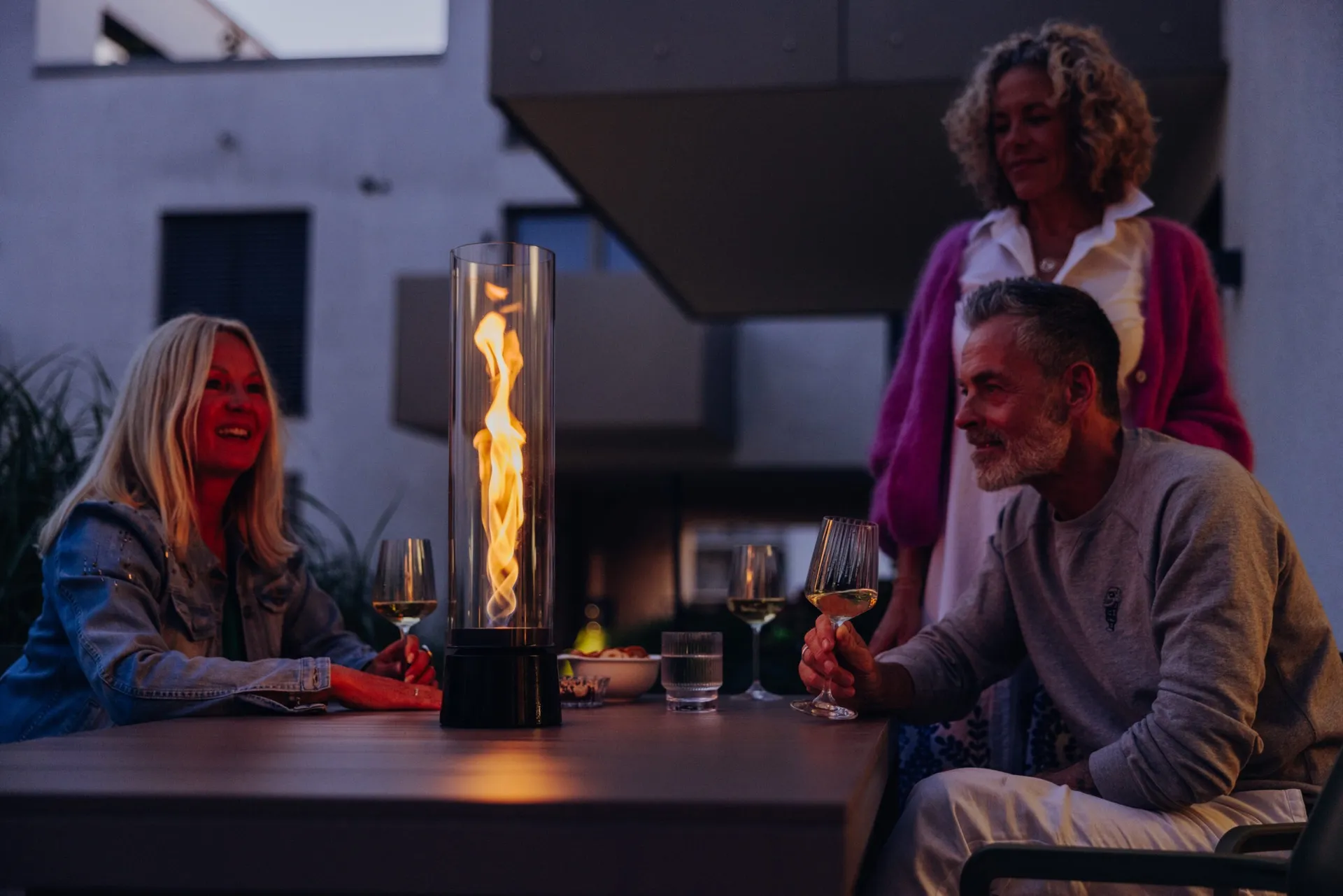 Tischfeuer auf einer Terrasse