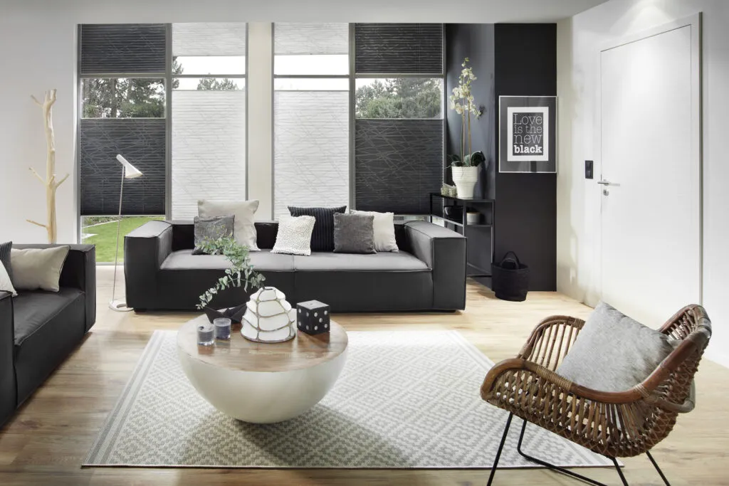 Plissees am Fenster im Wohnraum