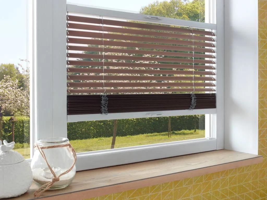 erfal Jalousie an einem Wohnzimmerfenster
