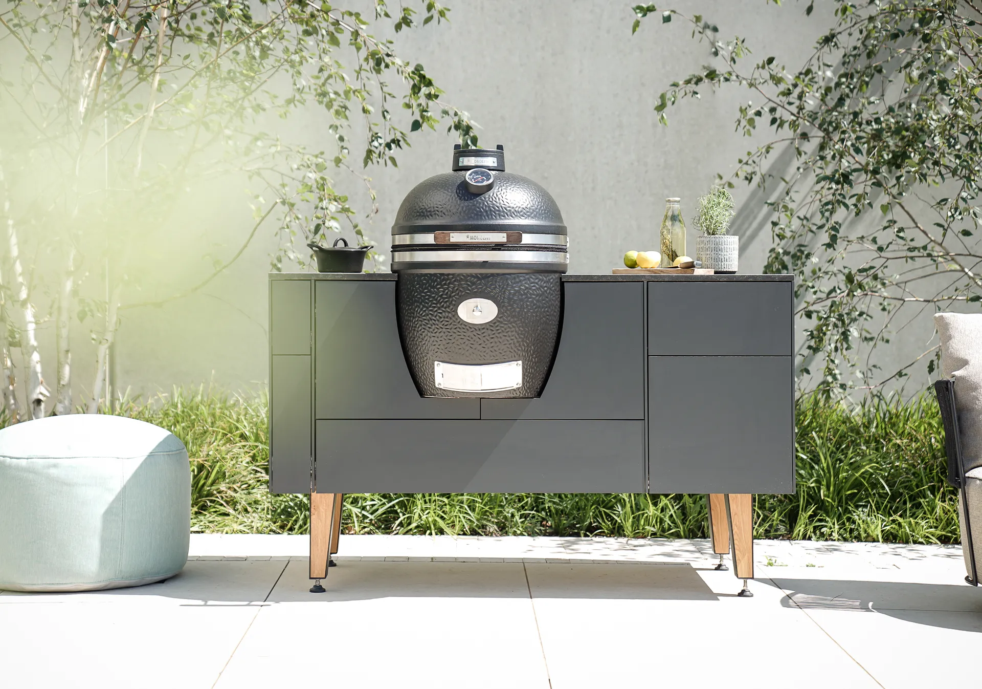 Freiluft Modul auf Holzbeinen mit eingelassenem Kamado-Grill