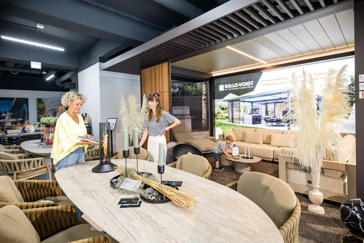 Beratungsgespräch am Dining-Tisch im Pop-up-Store, im Hintergrund die Pergola-Lounge