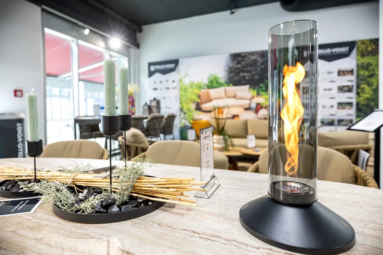 Tischfeuer im Glaszylinder auf dem Dining-Tisch mit Kerzendekoration