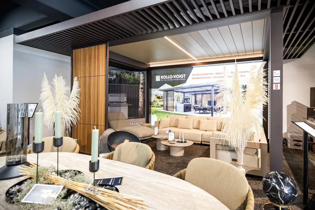 Pergola-Lounge mit Sofa-Landschaft und Pampasgras im Store