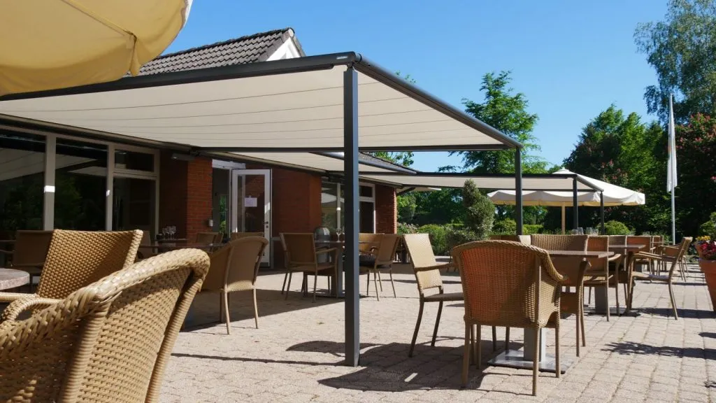markilux Pergola als textiles Dach über einer Terrasse
