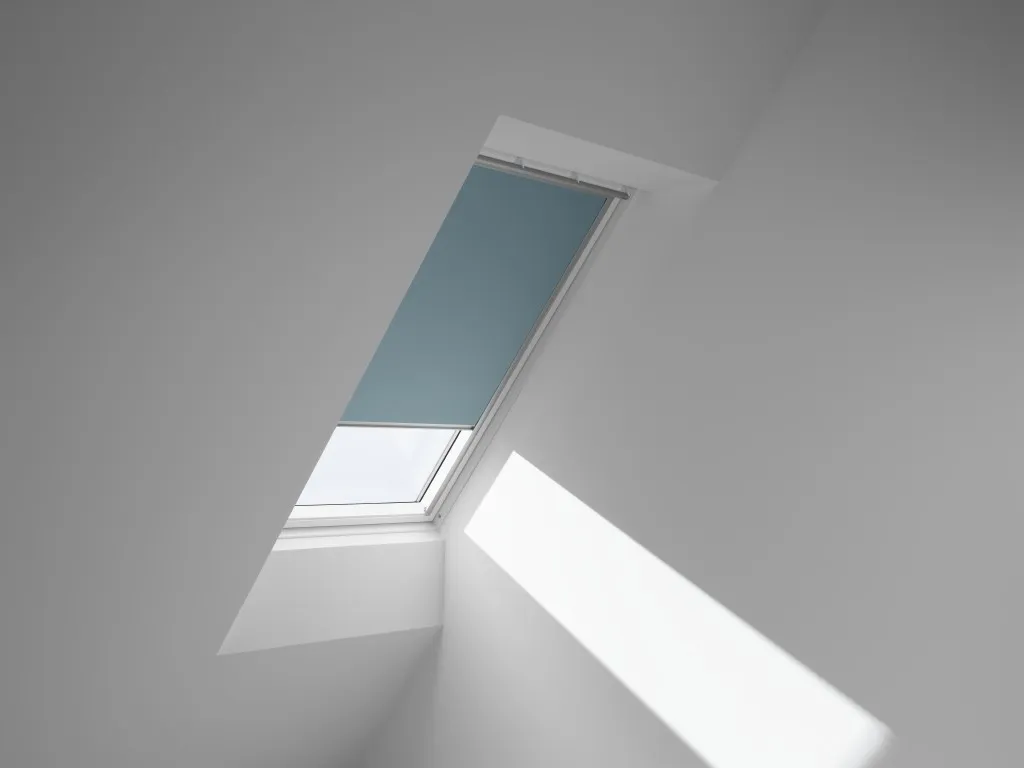 VELUX Rollo am Dachfenster