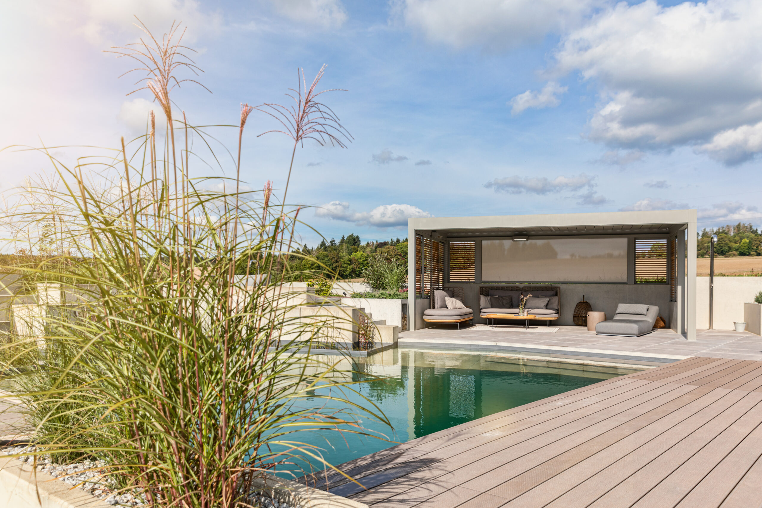 ROLLO VOIGT - Freistehende Pergola mit Lamellendach und Poolblick in Hof 4 ROLLO VOIGT